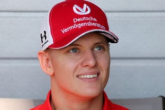Formel-2-Weltmeister Mick Schumacher hat beim Formel-1-Team Haas einen Vertrag über mehrere Jahre unterschrieben.