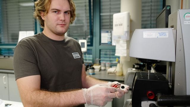 So sieht ein Labor für Baustoffprüfer aus: Lucas Heine arbeitet an einem Messgerät.