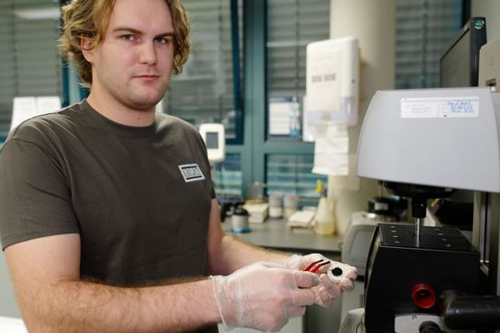 So sieht ein Labor für Baustoffprüfer aus: Lucas Heine arbeitet an einem Messgerät.