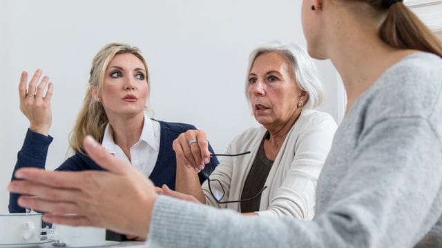 Fällt die Kritik immerzu schroff aus, fühlen sich manche Mitarbeiter und Mitarbeiterinnen schnell unwohl.