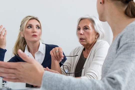 Fällt die Kritik immerzu schroff aus, fühlen sich manche Mitarbeiter und Mitarbeiterinnen schnell unwohl.