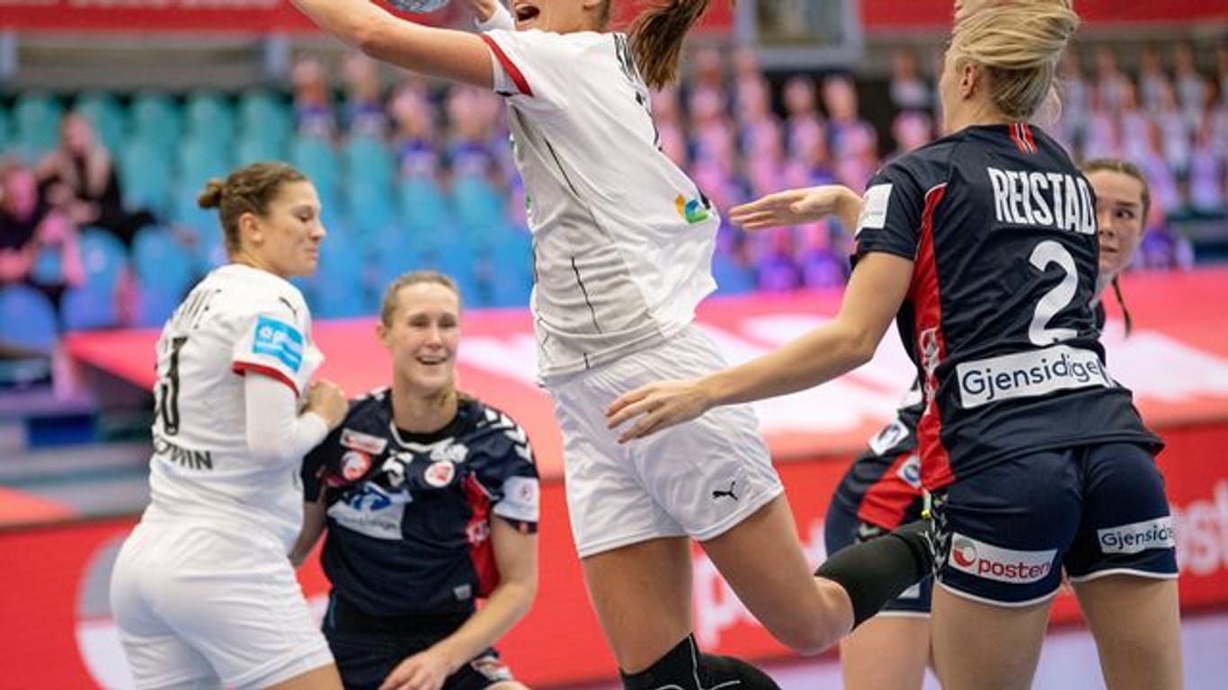 Deutschlands Xenia Smits (M) kommt gegen Norwegen zum Wurf.