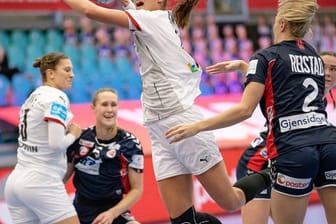 Deutschlands Xenia Smits (M) kommt gegen Norwegen zum Wurf.