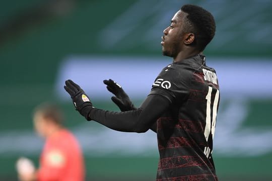 Stuttgarts Doppeltorschütze Silas Wamangituka bejubelt sein Tor zur 1:0-Auswärtsführung in Bremen.