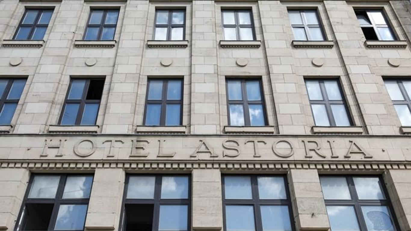 Blick auf das in Sanierung befindliche Luxushotel "Astoria" (Archivbild): Die Eröffnung des Gebäudes verzögert sich.