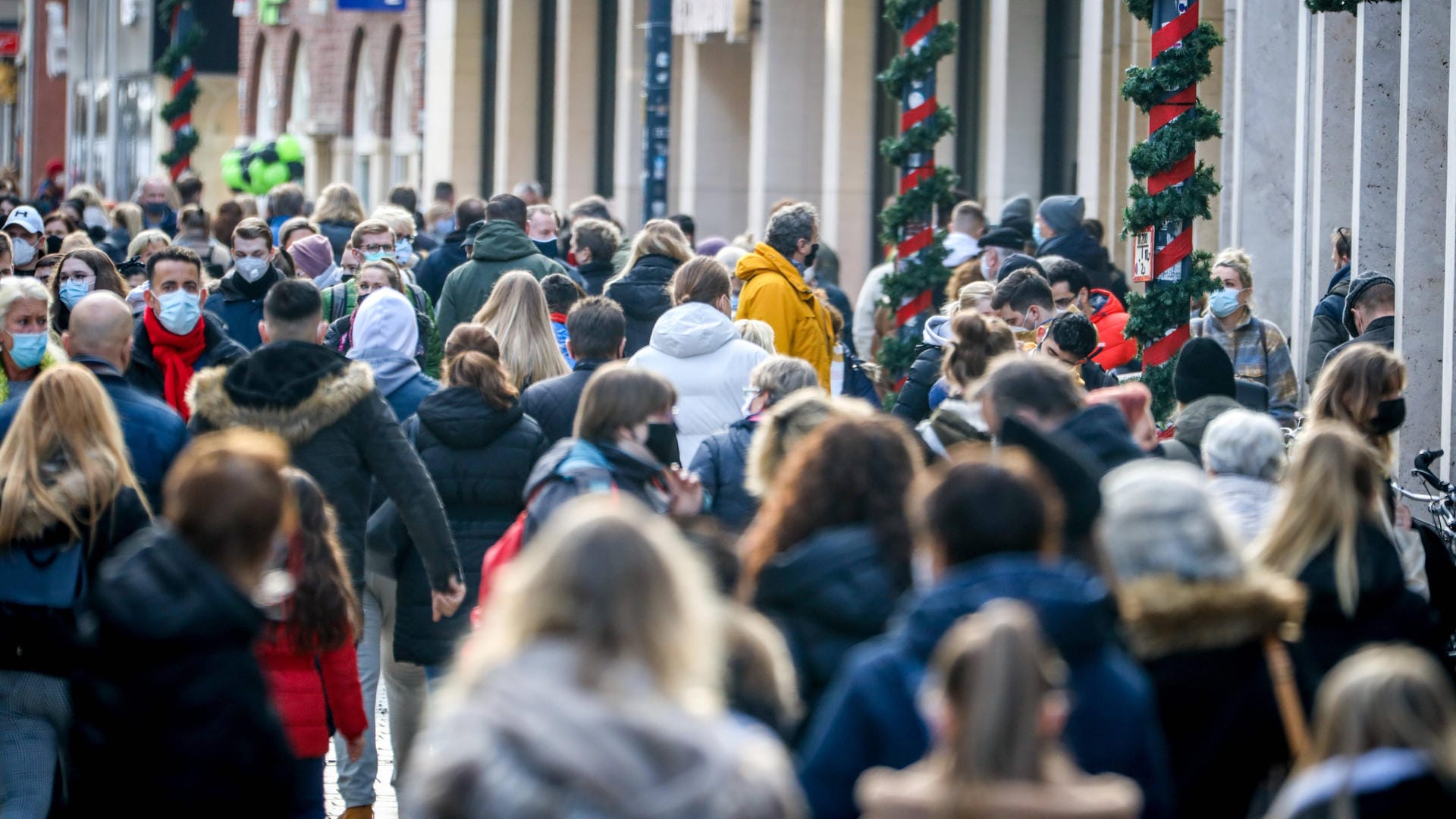 Passanten in Münster: In Deutschland bleiben die Infektionszahlen zu hoch.