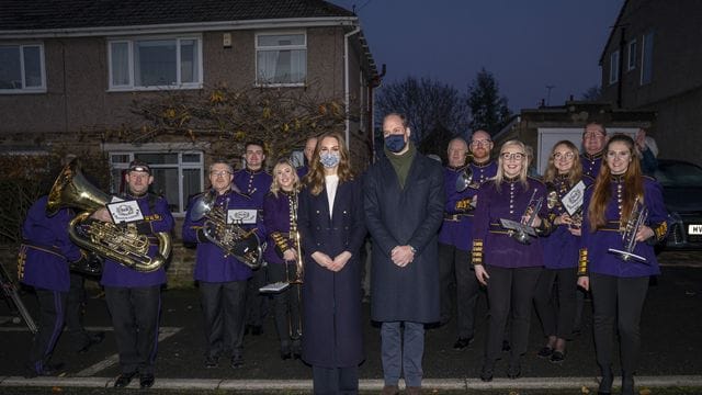 Empfang mit Musik: Prinz William, Herzog von Cambridge, und seine Frau Kate, Herzogin von Cambridge, wollen auf einer mehrtägigen Zugreise durch Großbritannien Heldinnen und Helden der Corona-Krise treffen. Empfang mit Musik: Prinz William, Herzog von Cambridge, und seine Frau Kate, Herzogin von Cambridge, wollen auf einer mehrtägigen Zugreise durch Großbritannien Heldinnen und Helden der Corona-Krise treffen.
