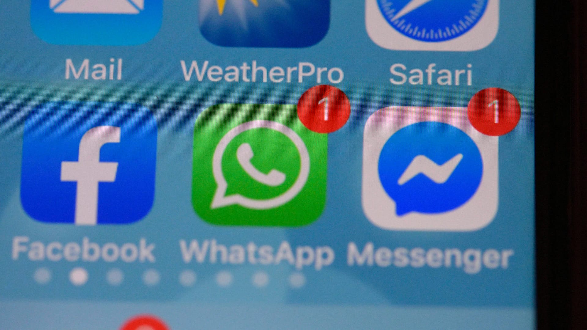 Facebook-Apps auf einem iPhone: WhatsApp will bald Werbebanner ausspielen.