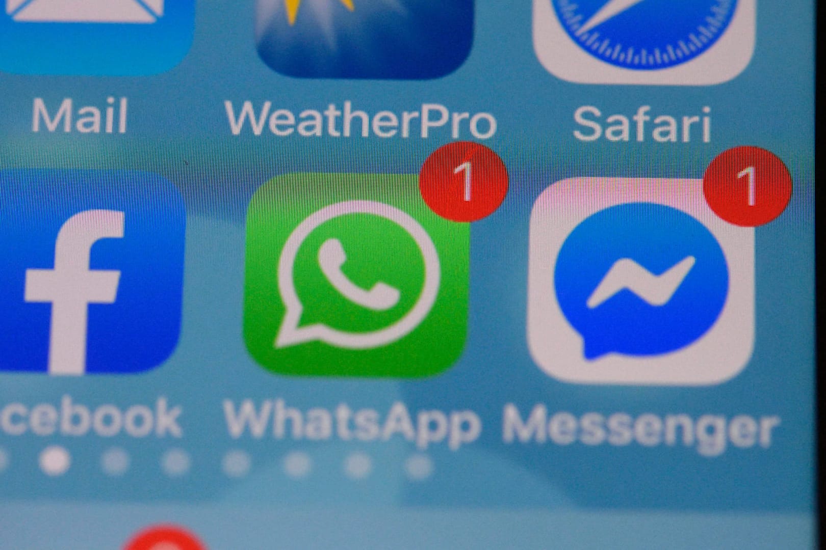 Facebook-Apps auf einem iPhone: WhatsApp will bald Werbebanner ausspielen.