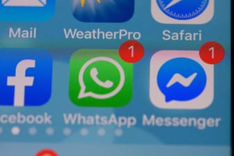 Facebook-Apps auf einem iPhone: WhatsApp will bald Werbebanner ausspielen.