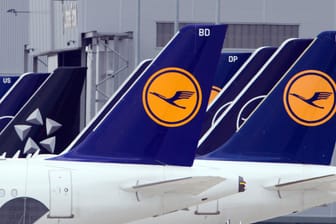 Lufthansa-Flugzeuge in Berlin-Schönefeld: Die Airline hat zu viel Personal für die langfristige verringerte Nachfrage nach Flügen.