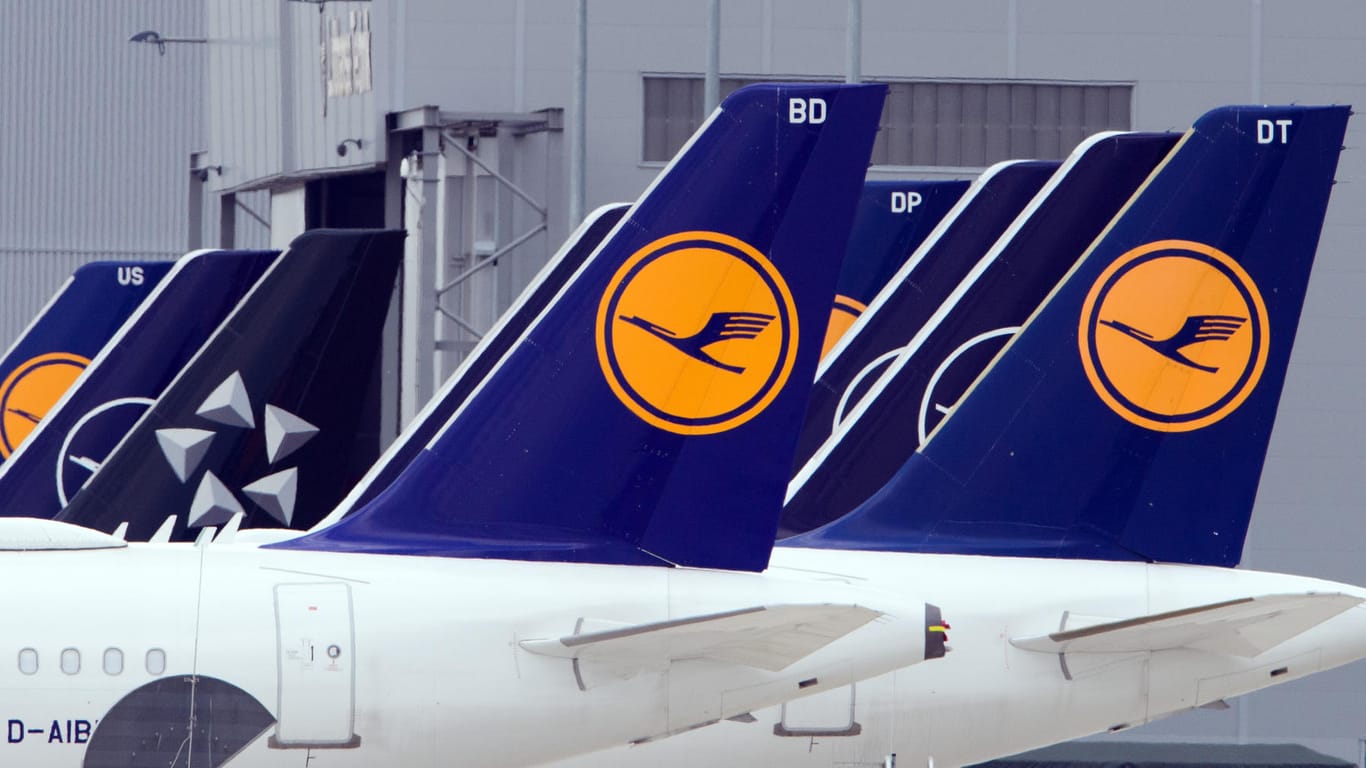 Lufthansa-Flugzeuge in Berlin-Schönefeld: Die Airline hat zu viel Personal für die langfristige verringerte Nachfrage nach Flügen.