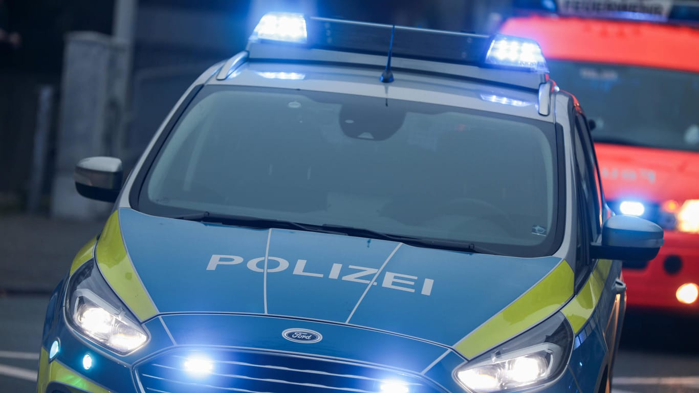 Ein Polizeifahrzeug mit eingeschaltetem Blaulicht (Symbolbild): In Köln hat ein 21-Jähriger einen Unfall gebaut und dabei drei Fahrzeuge stark beschädigt.