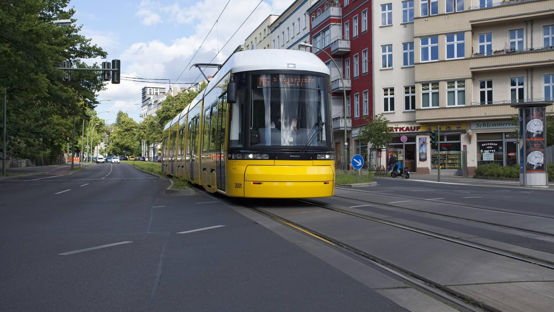 Eine Tram der Linie M5 auf der Landsberger Allee: Am Klinikum Friedrichshain hat es einen Unfall mit einer Straßenbahn gegeben. Eine Tram der Linie M5 auf der Landsberger Allee: Am Klinikum Friedrichshain hat es einen Unfall mit einer Straßenbahn gegeben.