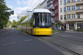 Eine Tram der Linie M5 auf der Landsberger Allee: Am Klinikum Friedrichshain hat es einen Unfall mit einer Straßenbahn gegeben.