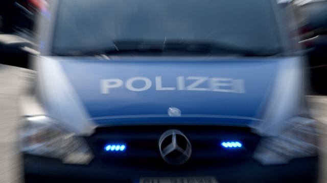 Ein Polizeiwagen mit eingeschaltetem Blaulicht: Die Erfurter Polizei hat einen mutmaßlichen Drogenhändler geschnappt.