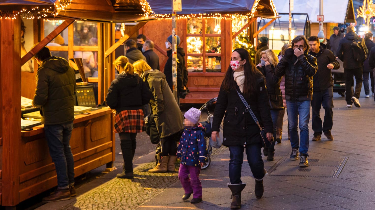 Glühweinstände auf der Berliner Friedrichstraße: Trotz hoher Infektionszahlen soll der Teil-Lockdown an Weihnachten kaum verschärft werden.