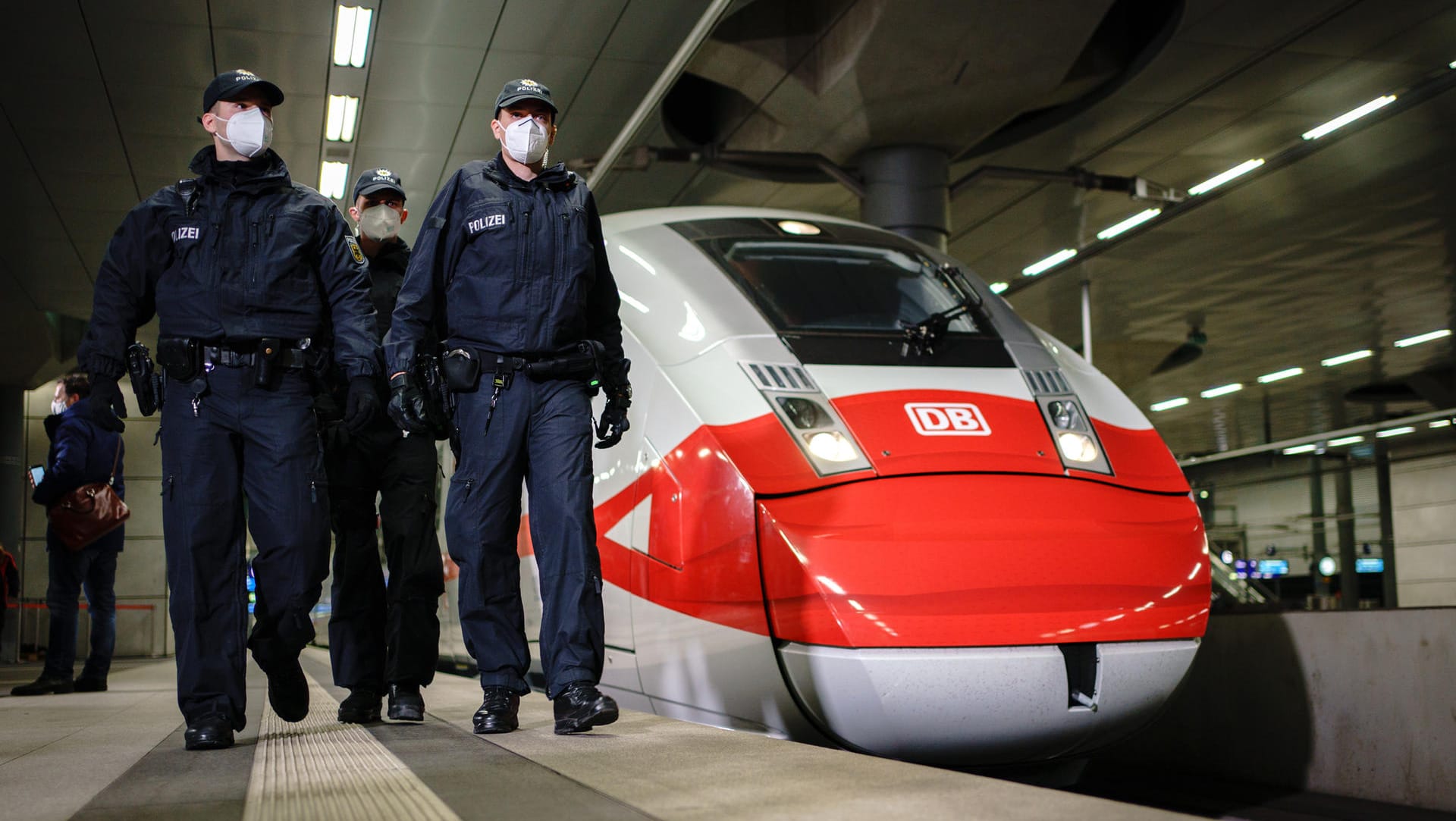 Maskenkontrolle: Die Deutsche Bahn rechnet über Weihnachten mit deutlich mehr Fahrgästen und plant, im Dezember Sonderzüge einzusetzen.