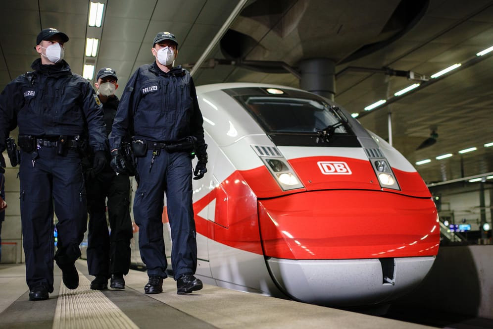 Maskenkontrolle: Die Deutsche Bahn rechnet über Weihnachten mit deutlich mehr Fahrgästen und plant, im Dezember Sonderzüge einzusetzen.
