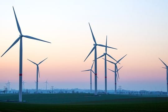 Zahlreiche Windräder in Sachsen.