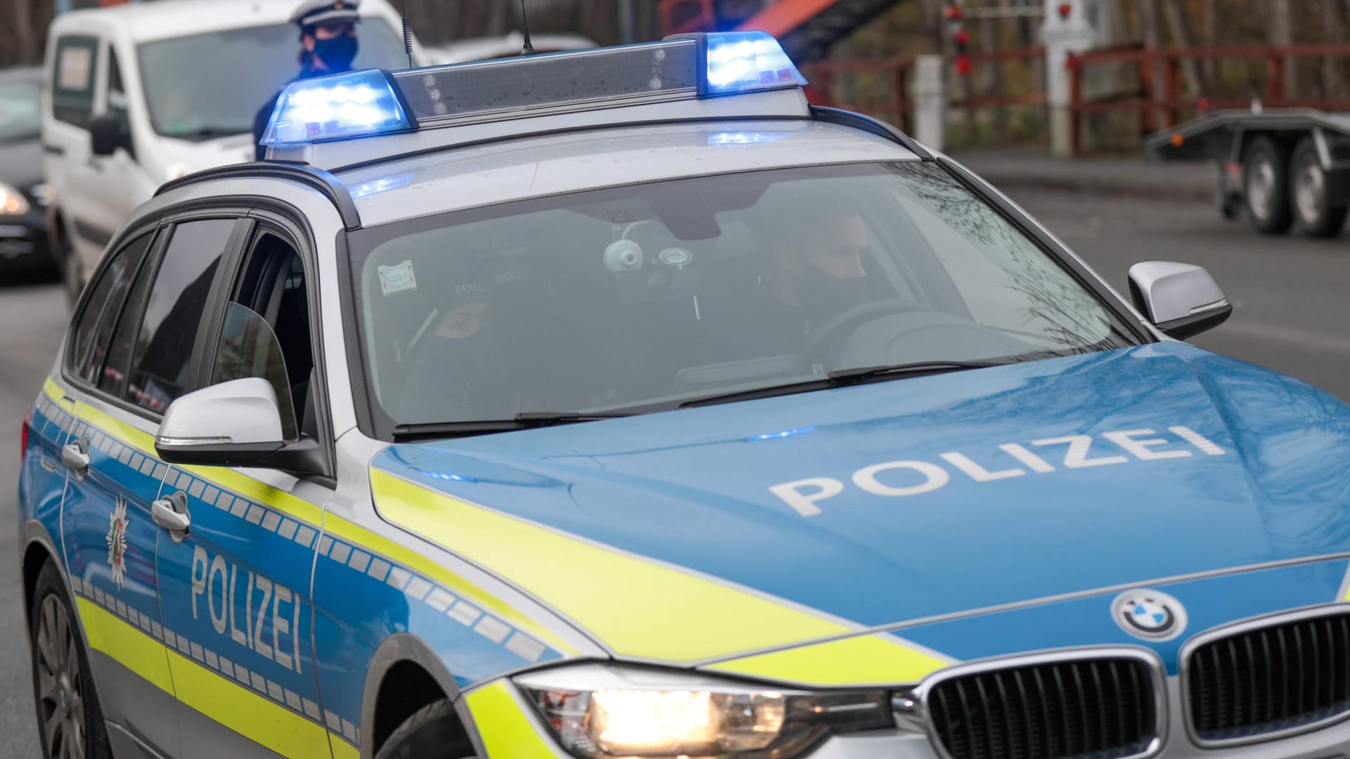 Ein Streifenwagen der Polizei (Symbolbild): Die Polizei in Bonn fahndet nach Tätern, die 80 Autos beschädigt haben.