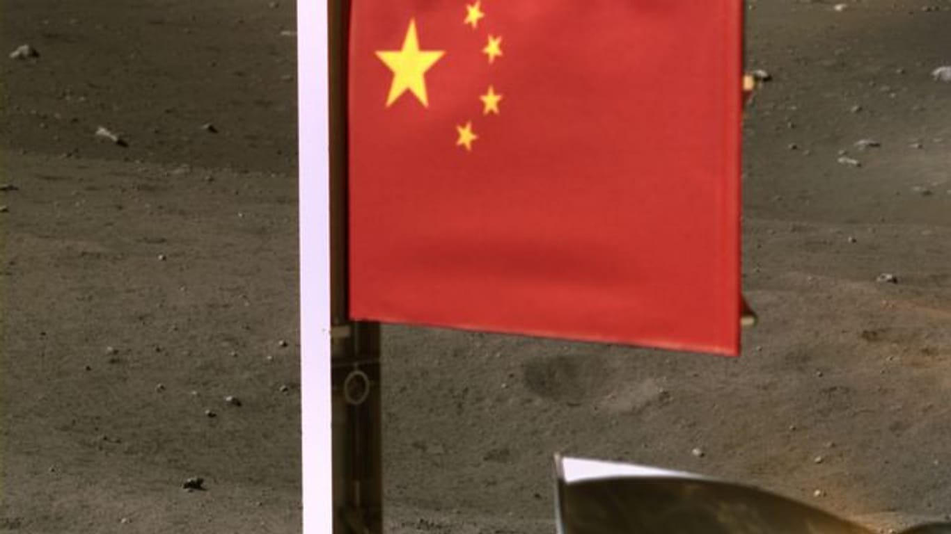 Das von der Nationalen Raumfahrtbehörde Chinas (CNSA) veröffentlichte Bild zeigt Chinas Nationalflagge, die von der Sonde "Chang'e 5" auf dem Mond entfaltet wurde.