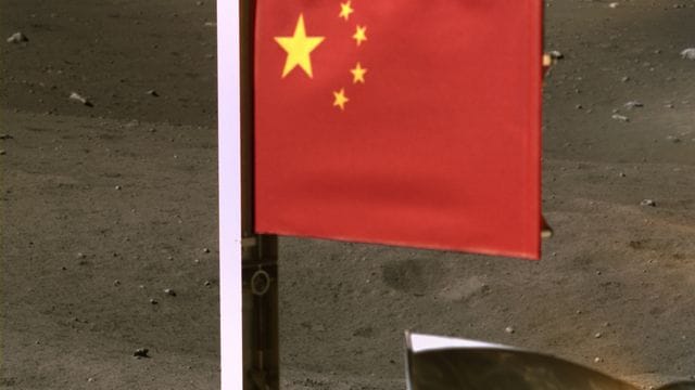 Das von der Nationalen Raumfahrtbehörde Chinas (CNSA) veröffentlichte Bild zeigt Chinas Nationalflagge, die von der Sonde "Chang'e 5" auf dem Mond entfaltet wurde. Das von der Nationalen Raumfahrtbehörde Chinas (CNSA) veröffentlichte Bild zeigt Chinas Nationalflagge, die von der Sonde "Chang'e 5" auf dem Mond entfaltet wurde.
