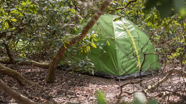 Ein Zelt steht in einem Gebüsch: In Mainz ist eine obdachlose Frau in einem Zelt tot aufgefunden worden.