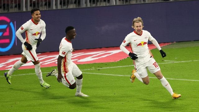 Die Leipziger um Emil Forsberg (r) wollen den Schwung aus dem Bundesliga-Spitzenspiel in die Champions League mitnehmen. Die Leipziger um Emil Forsberg (r) wollen den Schwung aus dem Bundesliga-Spitzenspiel in die Champions League mitnehmen.