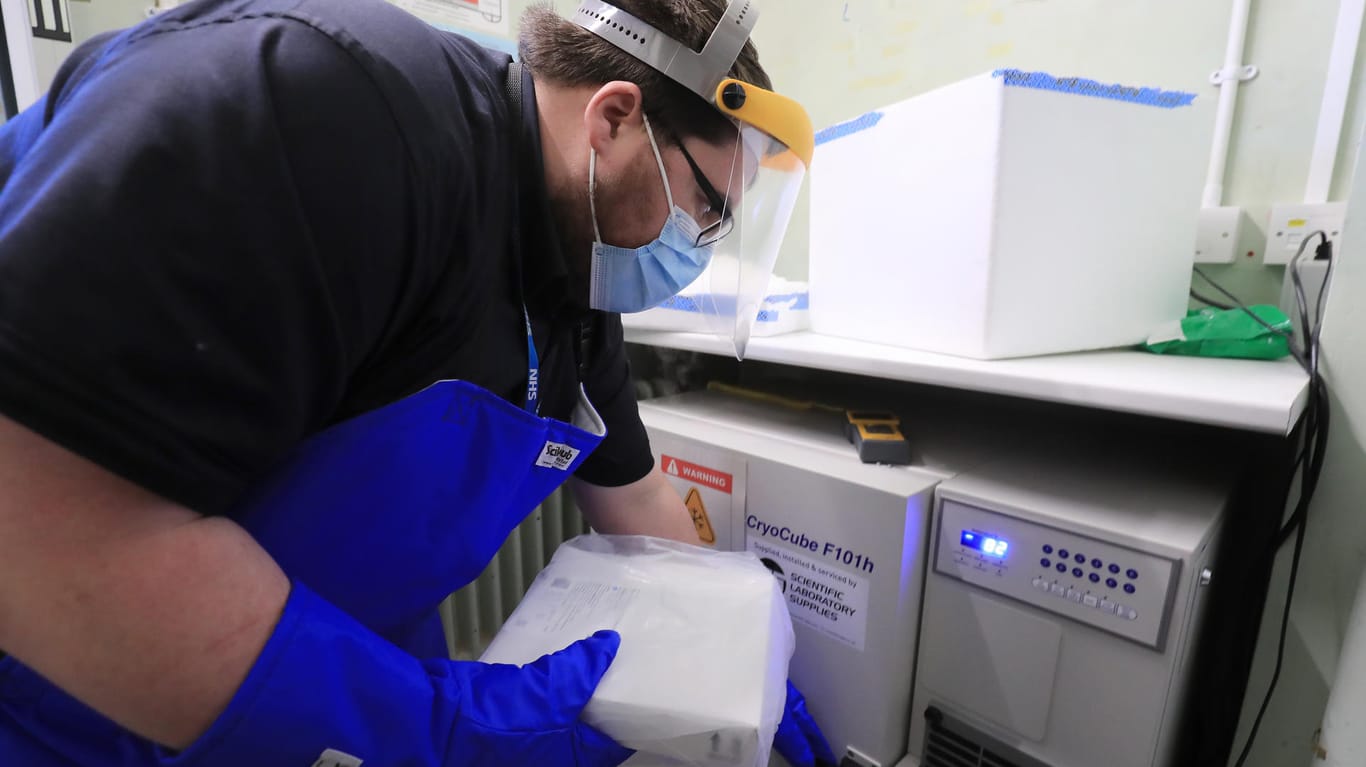 Großbritannien: Ein Apothekentechniker nimmt die erste Charge mit Covid-19-Impfungen entgegen.