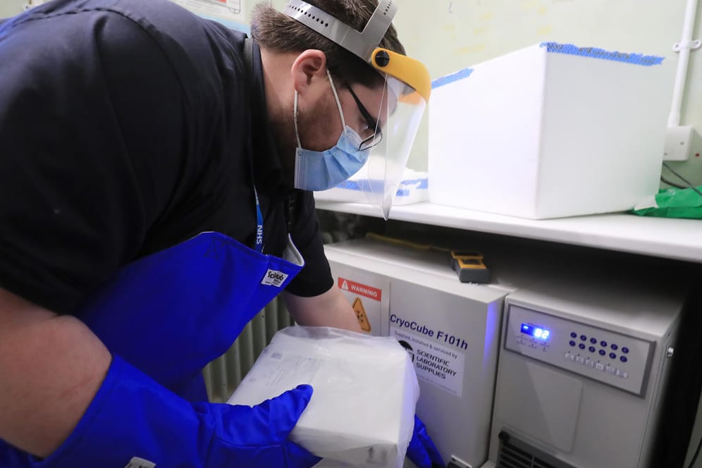 Großbritannien: Ein Apothekentechniker nimmt die erste Charge mit Covid-19-Impfungen entgegen.