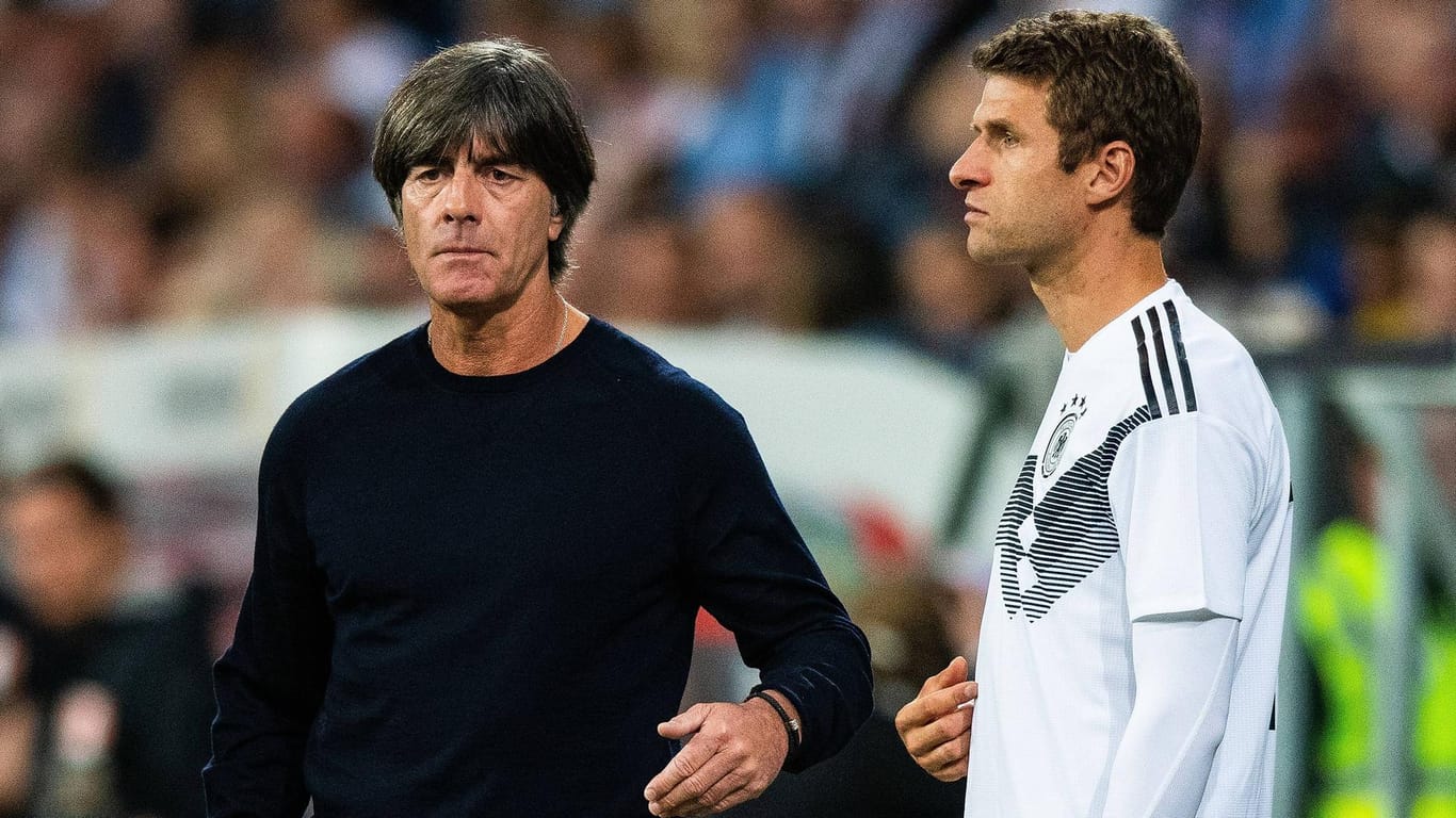 Joachim Löw: Holt der Bundestrainer Bayern-Profi Thomas Müller (r.) zurück ins DFB-Team?