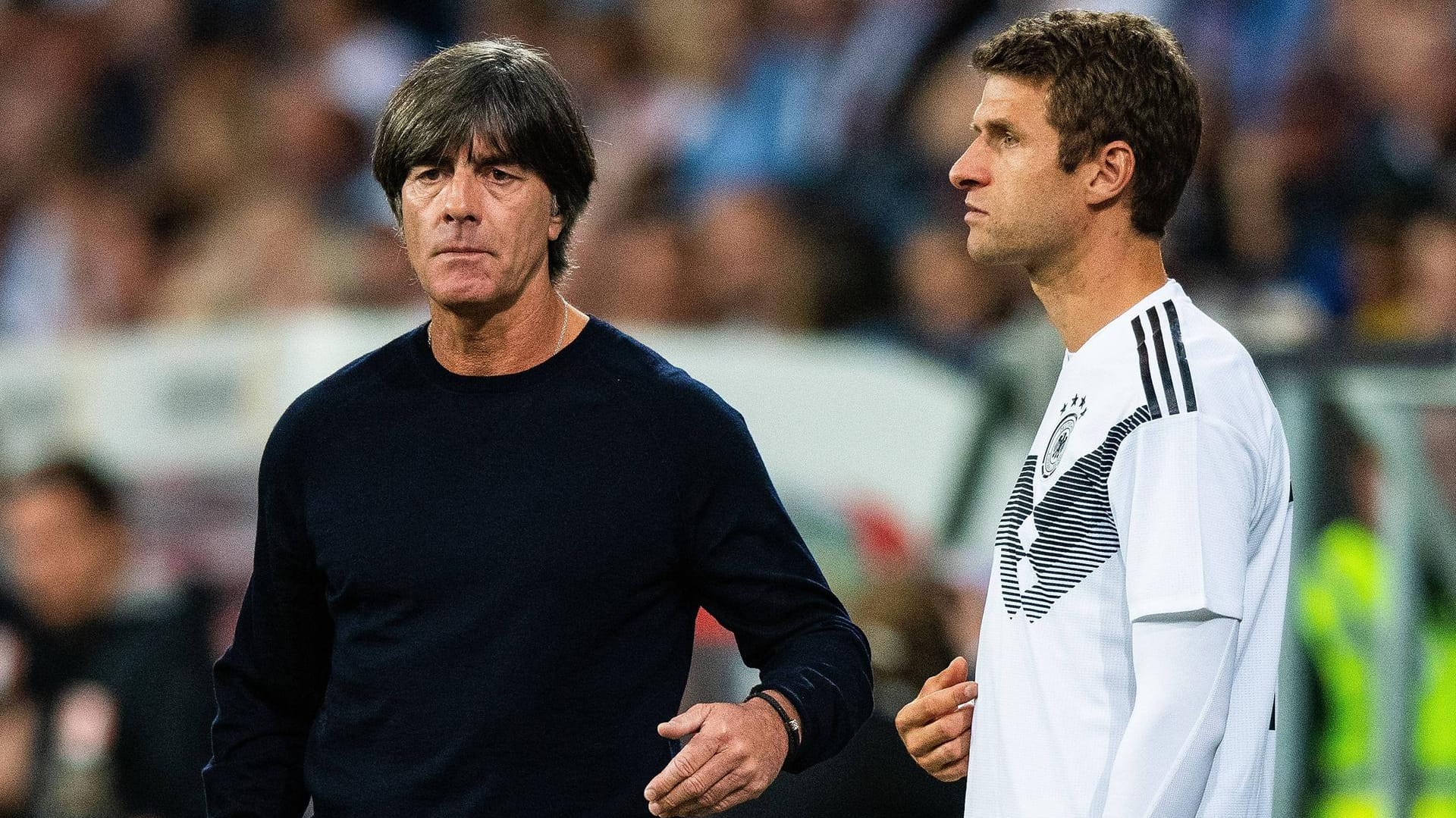 Joachim Löw: Holt der Bundestrainer Bayern-Profi Thomas Müller (r.) zurück ins DFB-Team?