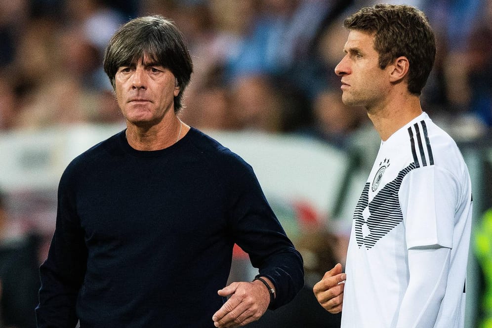 Joachim Löw: Holt der Bundestrainer Bayern-Profi Thomas Müller (r.) zurück ins DFB-Team?