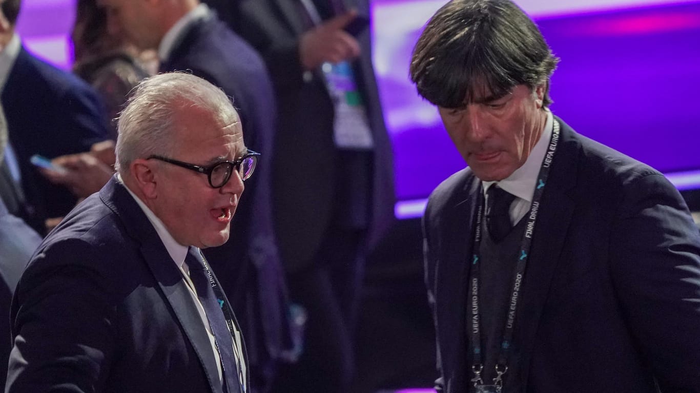 DFB-Präsident Fritz Keller im Gespräch mit Bundestrainer Jogi Löw (r.): Angeblich gibt es aktuell Differenzen zwischen den beiden.