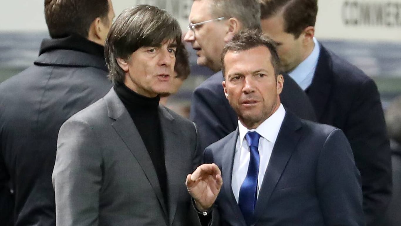 Lothar Matthäus: Der Rekordnationalspieler (r.) hat den Bundestrainer scharf kritisiert, hier sind die beiden gemeinsam bei einem Länderspiel aus dem Jahr 2018 zu sehen.