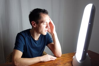 Tageslichtlampen: Wirklich effektiv sind Therapieleuchten vor allem dann, wenn sie zu einem Zeitpunkt genutzt werden, an dem es draußen noch dunkel ist.