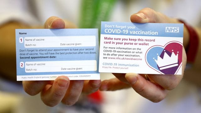 Dieser Impfpass wird Patienten nach einer Impfung gegen COVID-19 ausgehändigt.