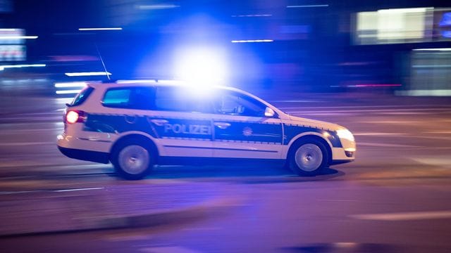 Ein Streifenwagen fährt durch die Innenstadt