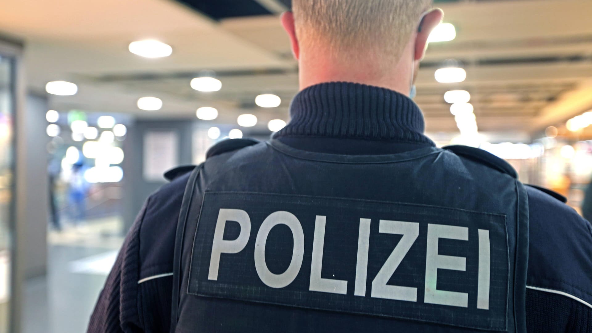 Ein Polizist von hinten (Symbolbild): In Essen könnte der Streit zwischen rivalisierenden Clans beigelegt worden sein. Ein Polizist von hinten (Symbolbild): In Essen könnte der Streit zwischen rivalisierenden Clans beigelegt worden sein.