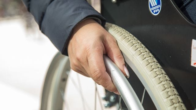 Menschen mit Behinderung können verschiedene Leistungen beantragen, die ihnen dabei helfen sollen, weiter berufstätig zu sein. Menschen mit Behinderung können verschiedene Leistungen beantragen, die ihnen dabei helfen sollen, weiter berufstätig zu sein.