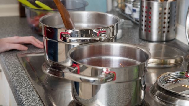 Einfach kochen lassen: In den letzten 10 bis 15 Minuten der Garzeit reicht in der Regel die Restwärme aus, um ein Gericht fertig zuzubereiten.