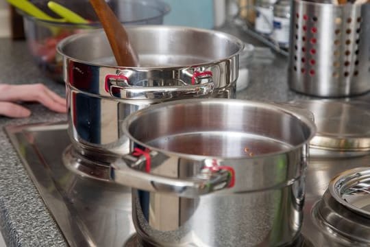 Einfach kochen lassen: In den letzten 10 bis 15 Minuten der Garzeit reicht in der Regel die Restwärme aus, um ein Gericht fertig zuzubereiten.