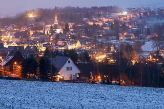 Blick auf das weihnachtliche Seiffen im Erzgebirge: Dort könnten am Donnerstagvormittag noch ein paar Schneeflocken fallen.