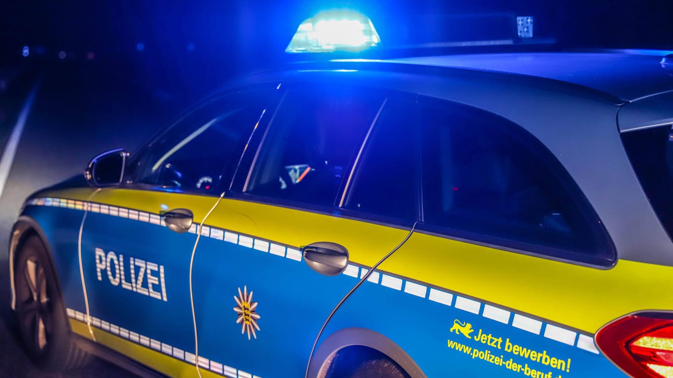 Polizeiwagen mit Blaulicht: Beamte haben einen betrunkenen Lastwagenfahrer angehalten.