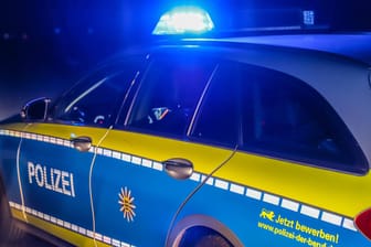Polizeiwagen mit Blaulicht: Beamte haben einen betrunkenen Lastwagenfahrer angehalten.