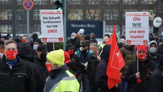 Mitarbeiter des Mercedes-Benz-Werks demonstrieren Mitarbeiter des Mercedes-Benz-Werks demonstrieren