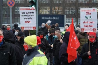 Mitarbeiter des Mercedes-Benz-Werks demonstrieren