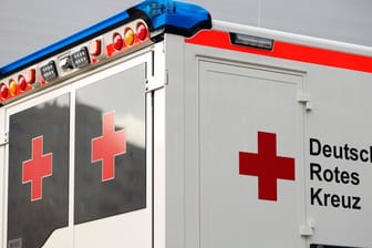 Rettungswagen des DRK (Symbolbild): Nach einem Corona-Ausbruch in einem Kieler Pflegeheim gibt es nun den ersten Todesfall.