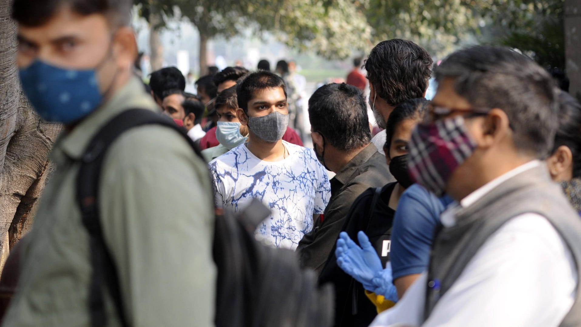 Menschen im indischen Noida warten auf einen Corona-Test: In der Stadt Eluru im Südosten des Landes ist unterdessen eine neue Seuche ausgebrochen. (Symbolfoto)